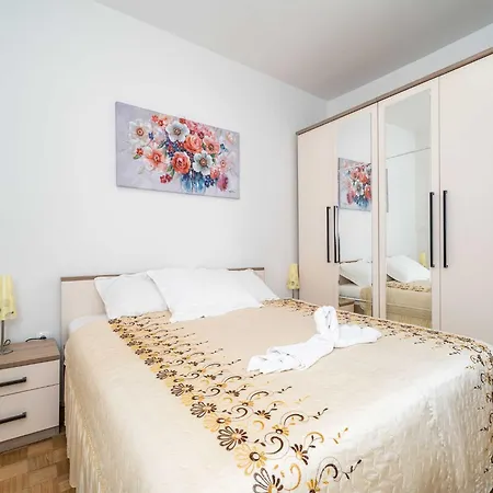 Debos - One-bedroom With Balcony And Sea View Апартаменты *