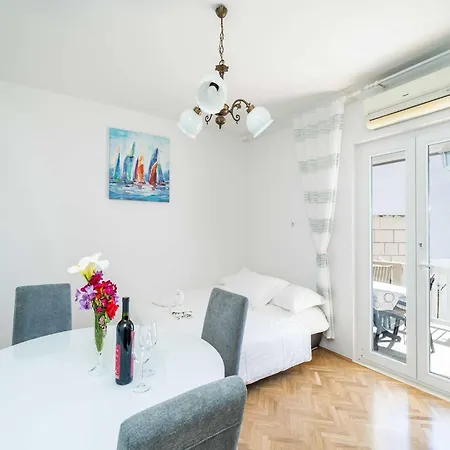 Debos - Three-bedroom With Balcony And Sea View