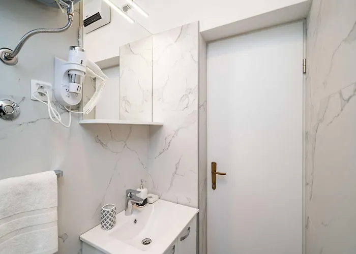 Debos - One-bedroom With Balcony And Sea View