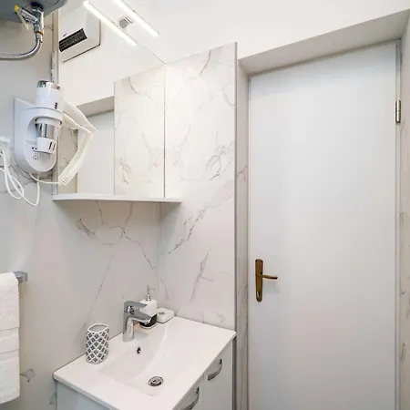 Debos - One-bedroom With Balcony And Sea View