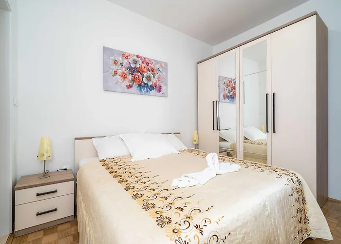 Debos - One-bedroom With Balcony And Sea View Апартаменты *